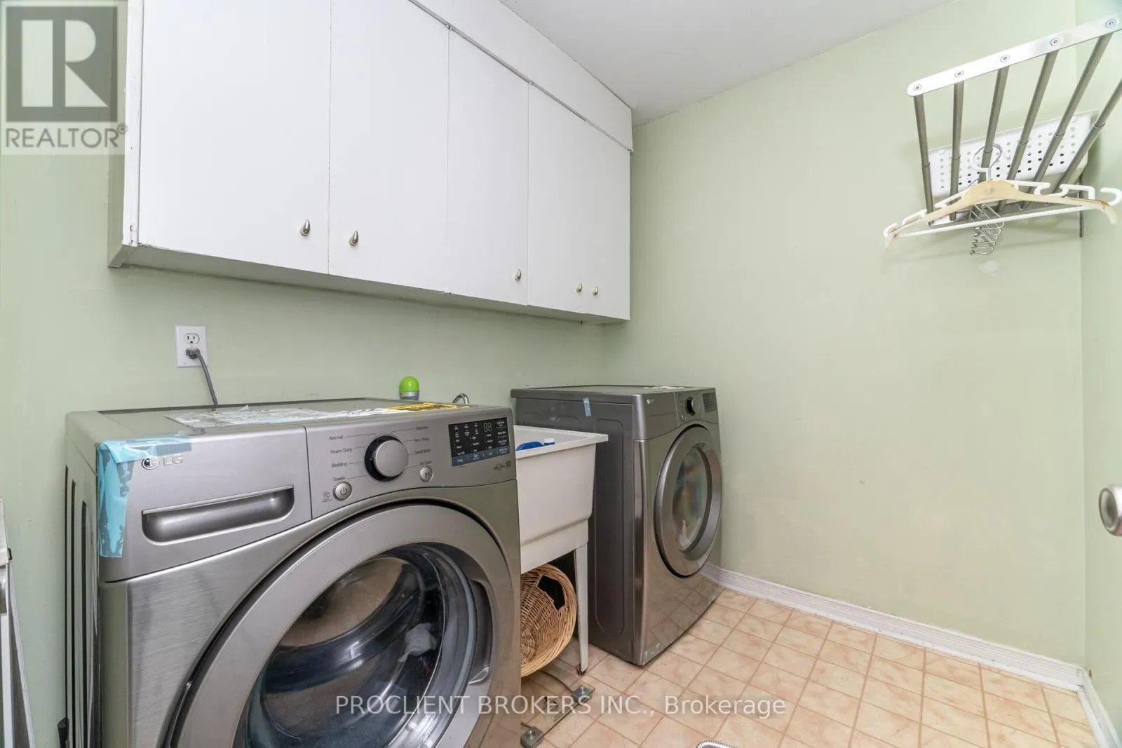 4 BRIARSDALE CRESCENT