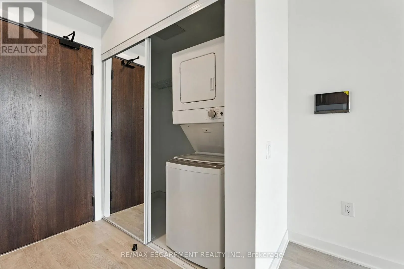 1605 - 2782 BARTON STREET E