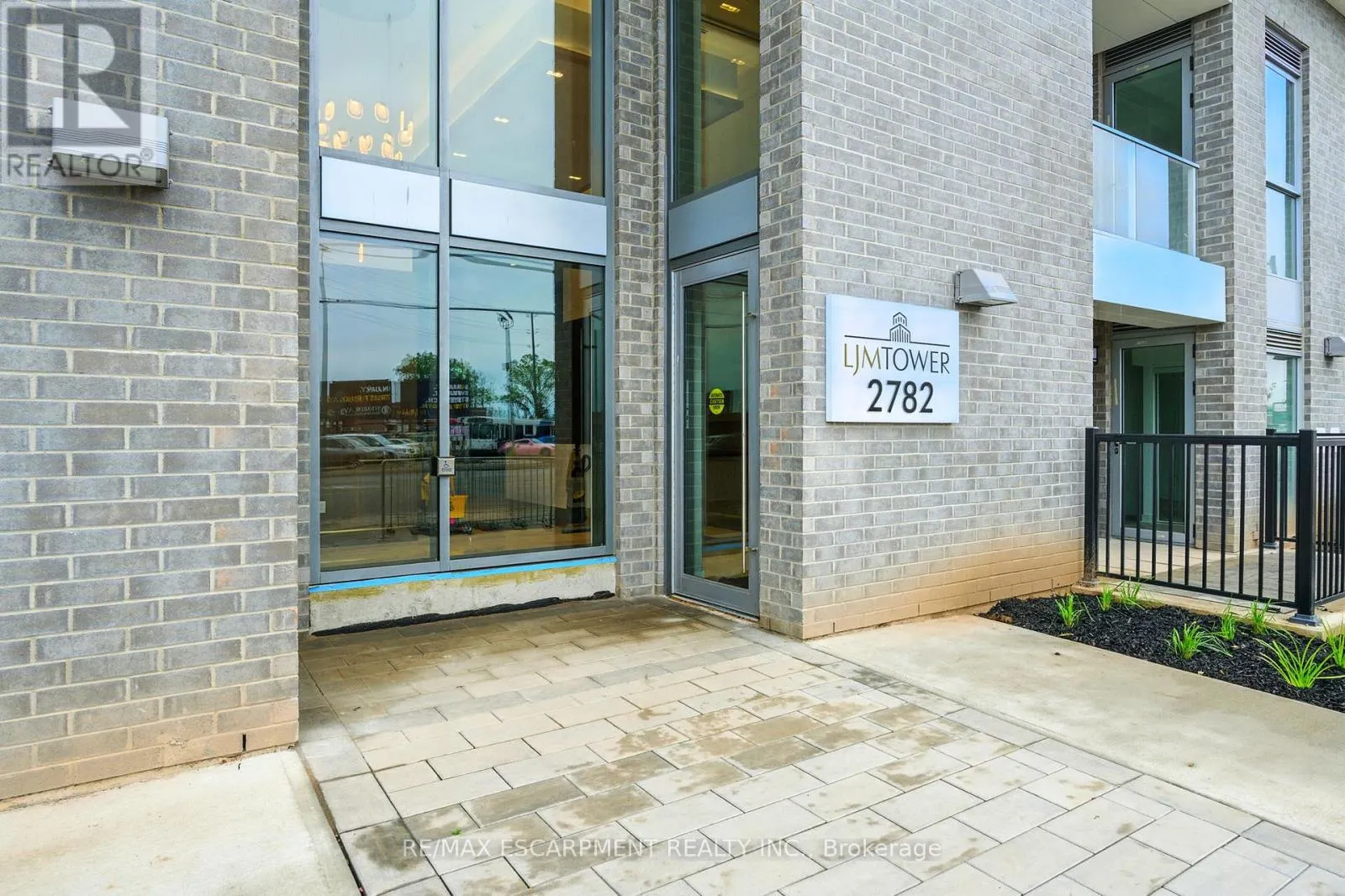 1605 - 2782 BARTON STREET E