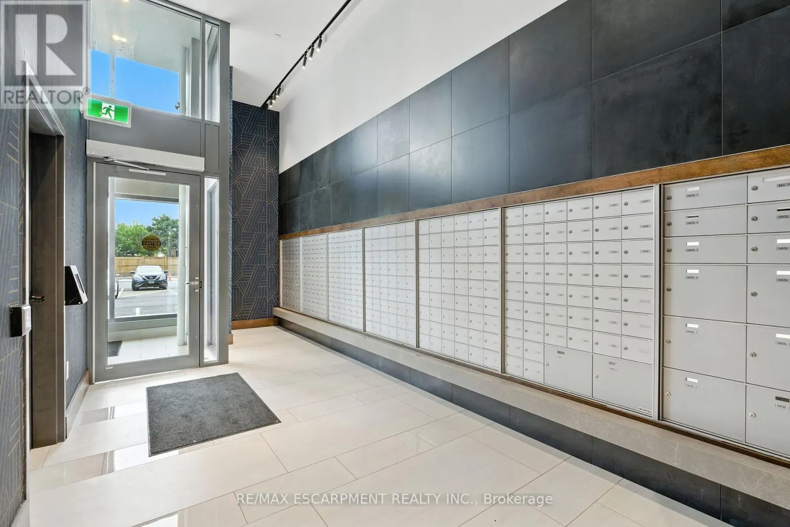 1605 - 2782 BARTON STREET E