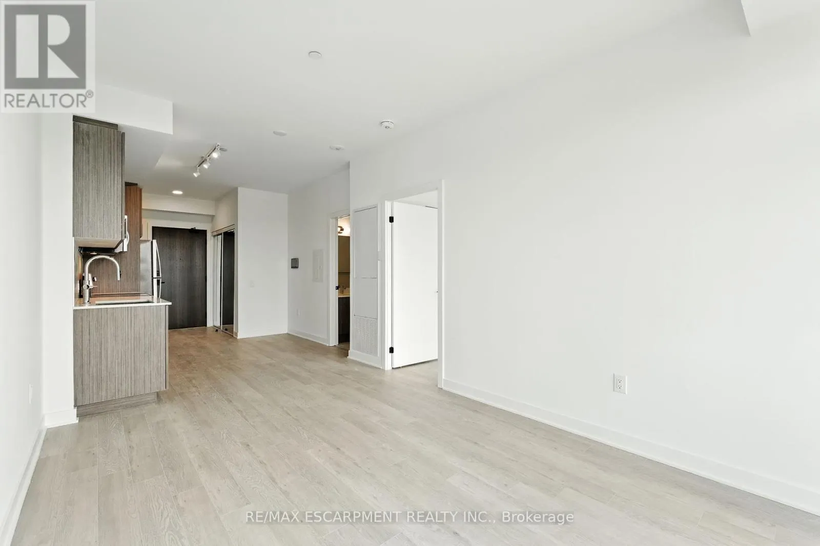 1605 - 2782 BARTON STREET E