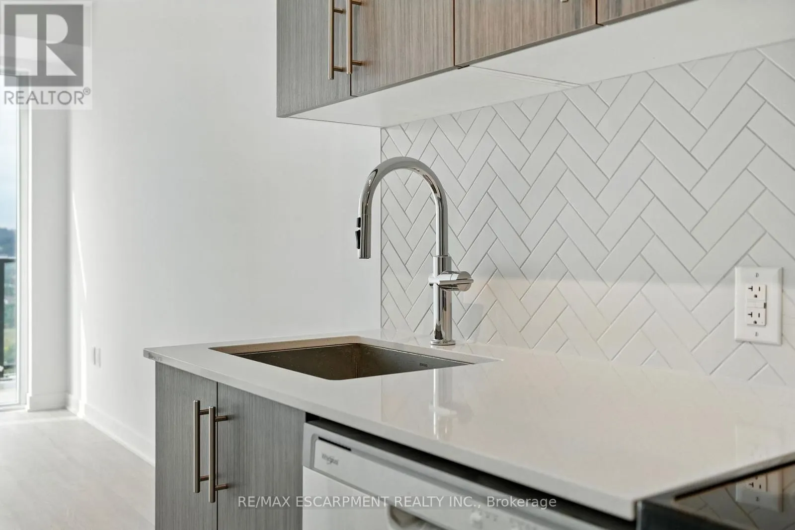 1605 - 2782 BARTON STREET E