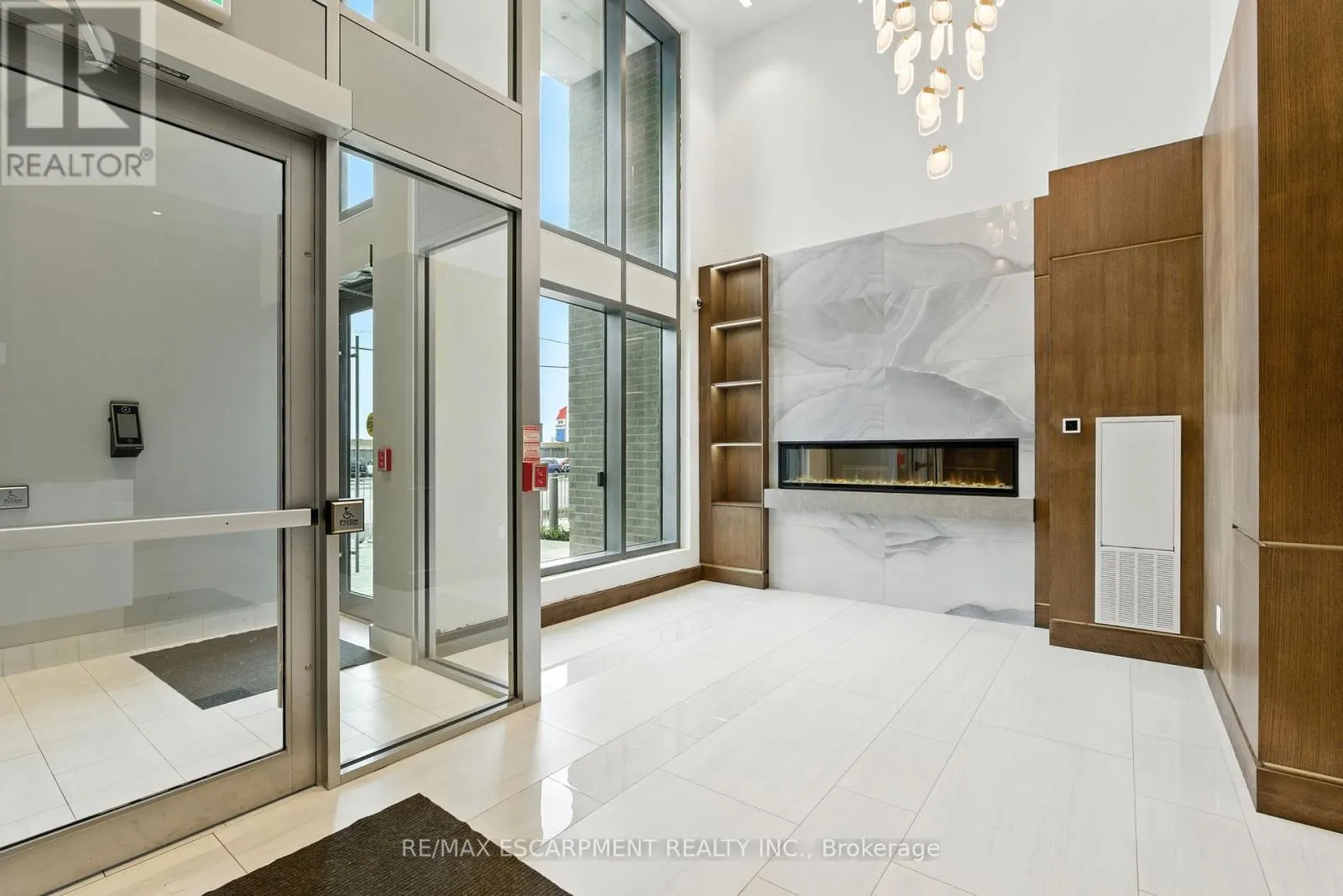 1605 - 2782 BARTON STREET E