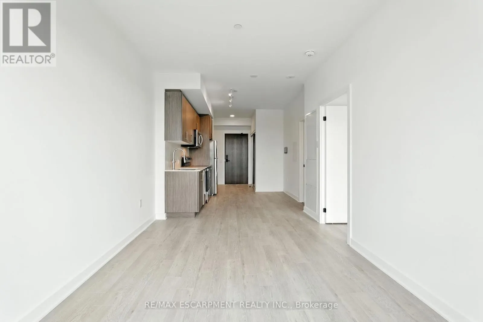 1605 - 2782 BARTON STREET E