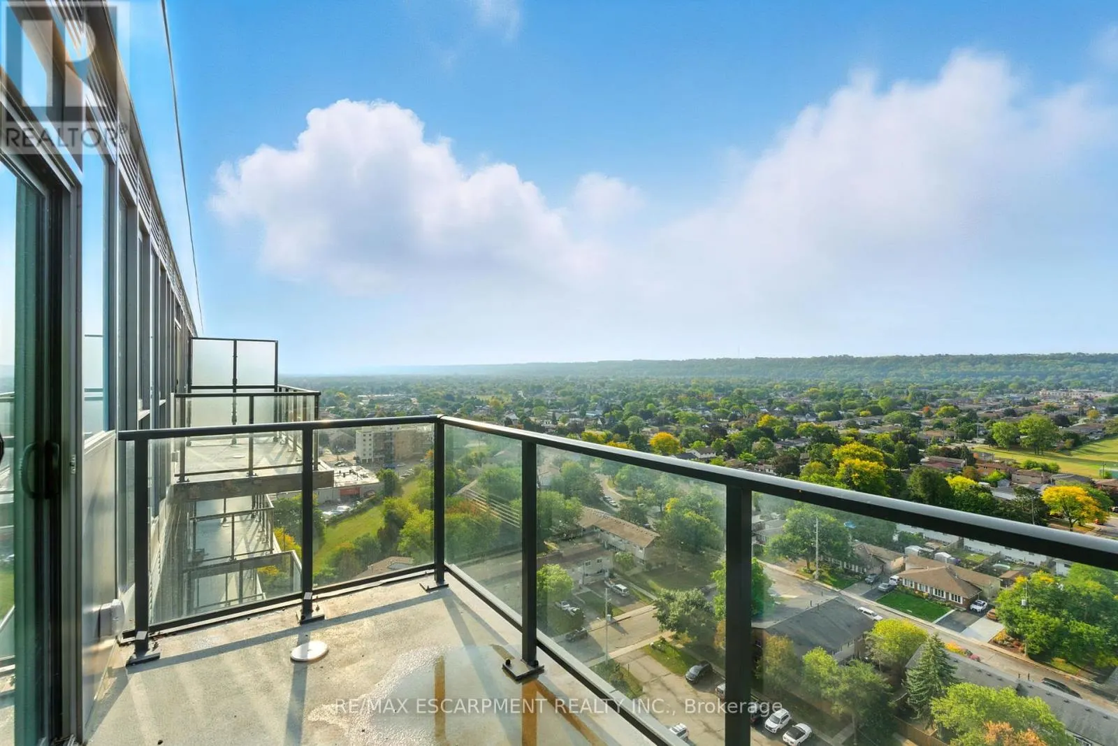 1605 - 2782 BARTON STREET E