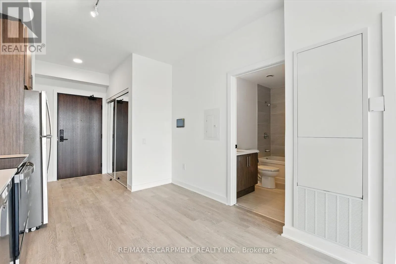 1605 - 2782 BARTON STREET E