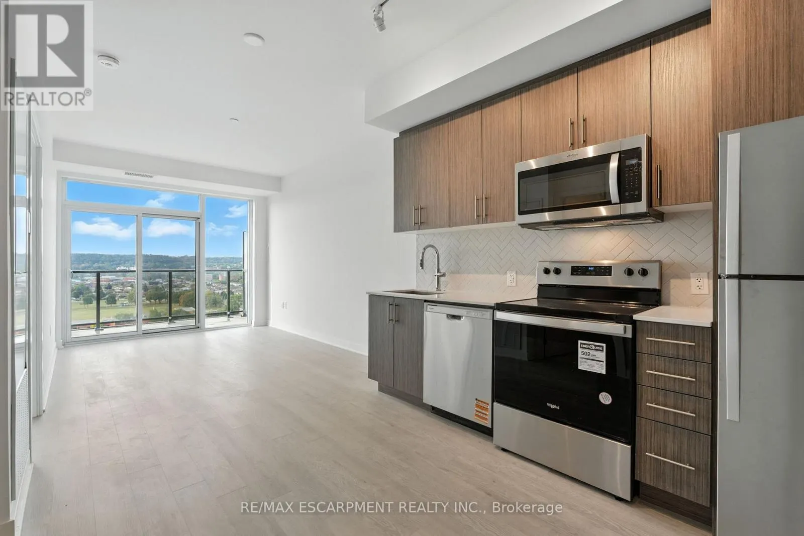 1605 - 2782 BARTON STREET E