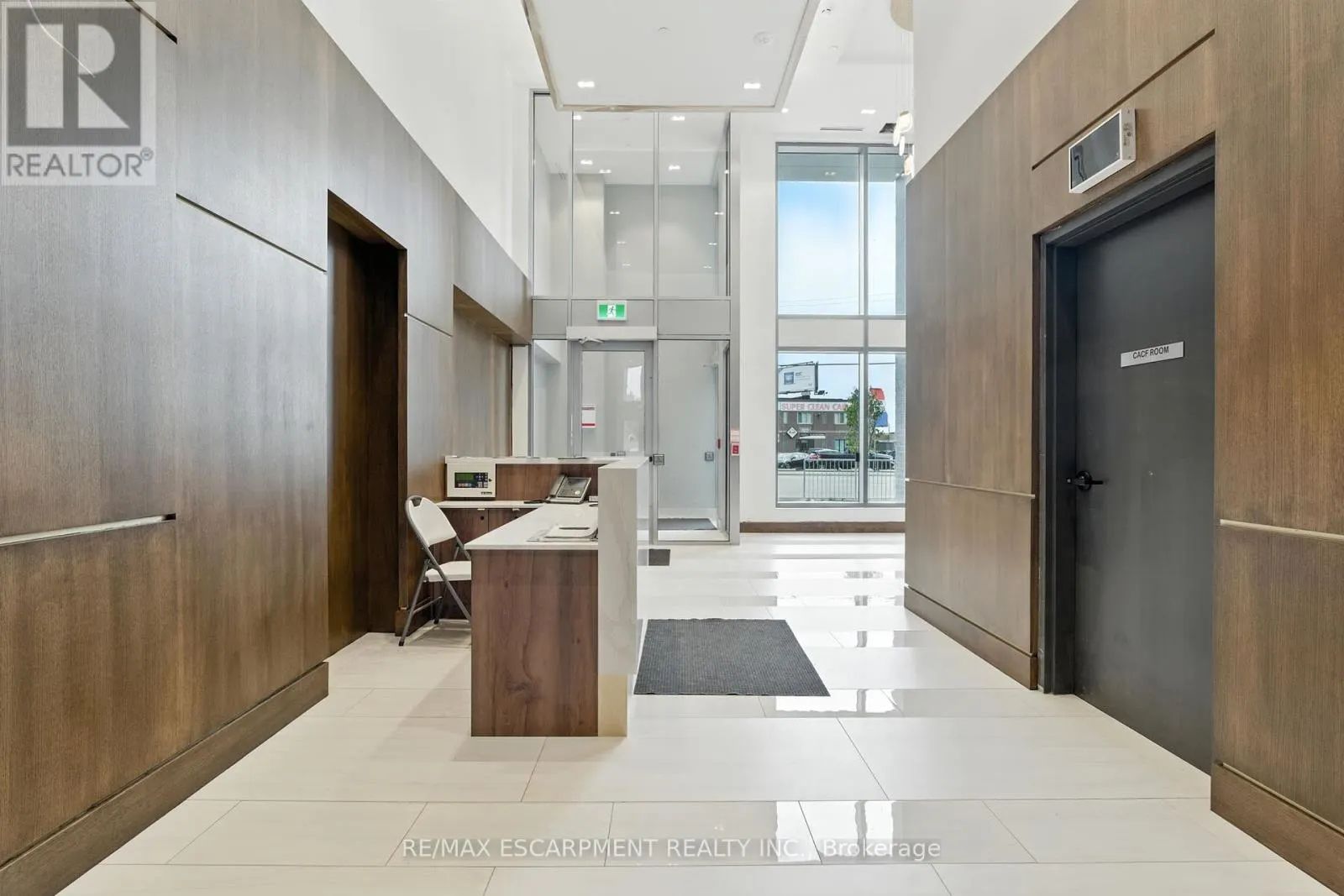 1605 - 2782 BARTON STREET E
