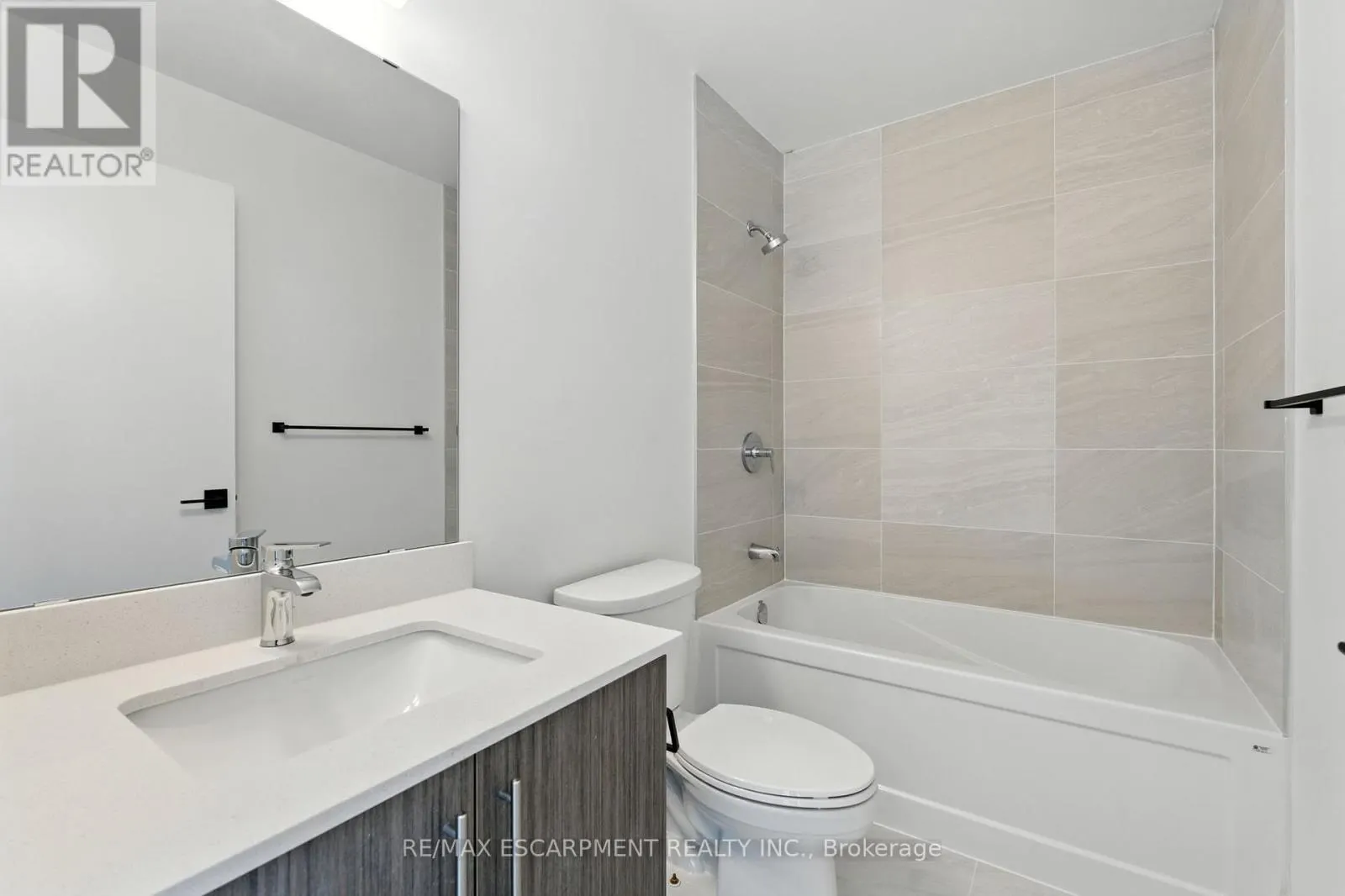 1605 - 2782 BARTON STREET E