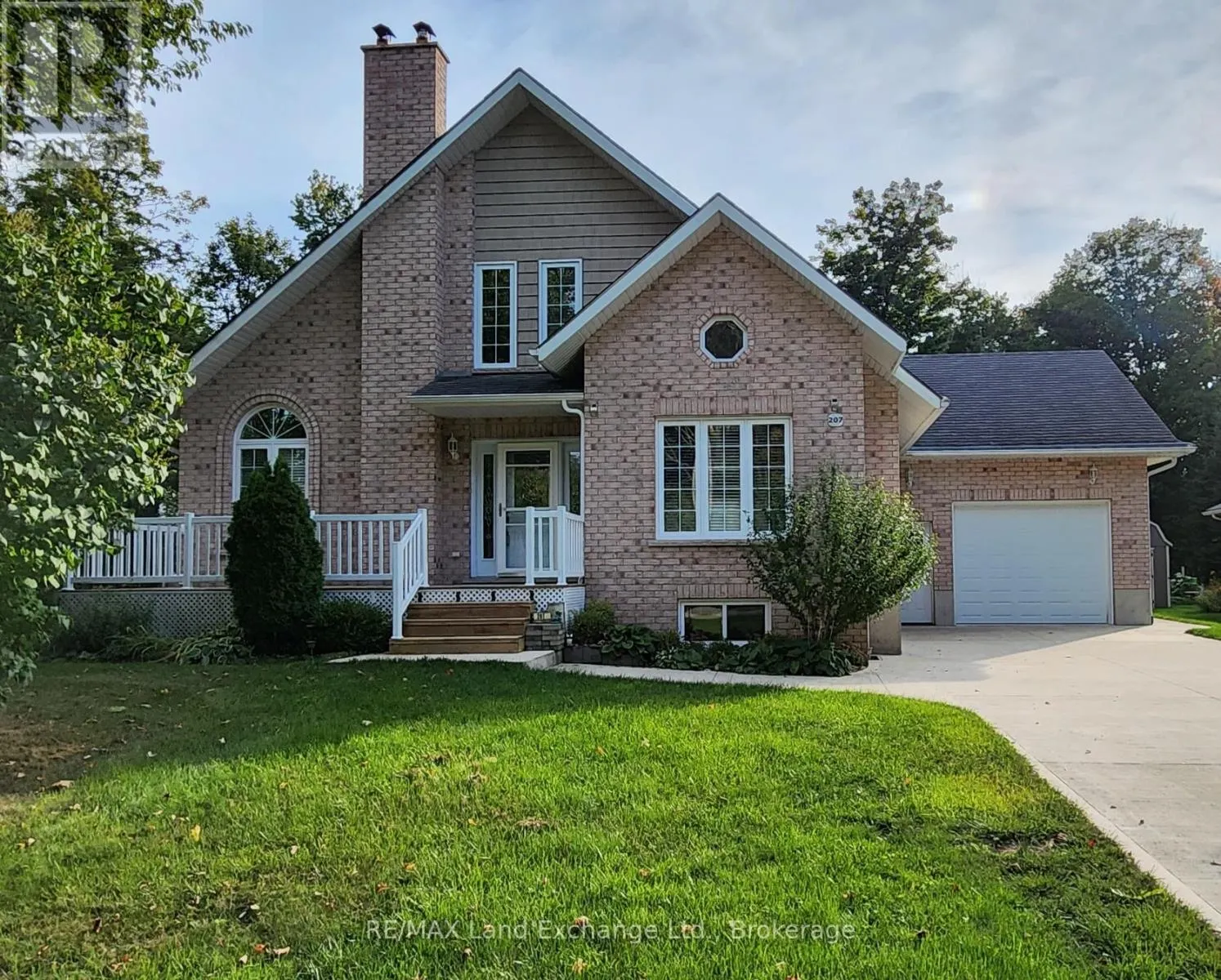 207 BIRCH CRESCENT W