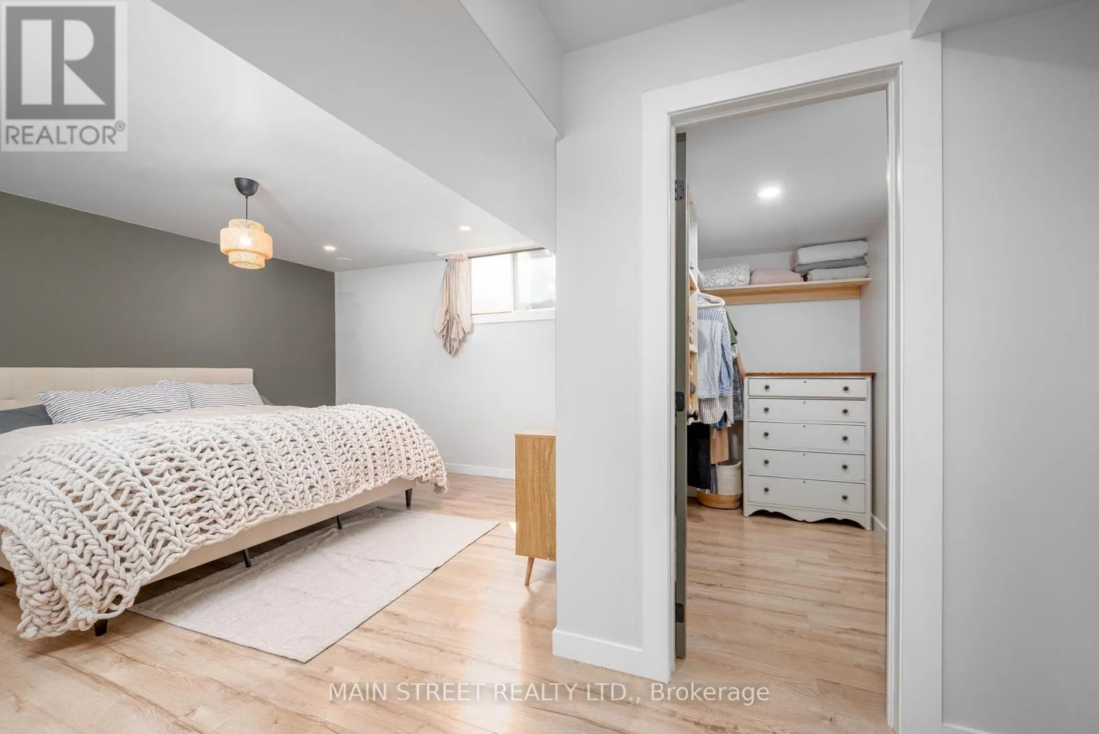 76 LAURENT BOULEVARD