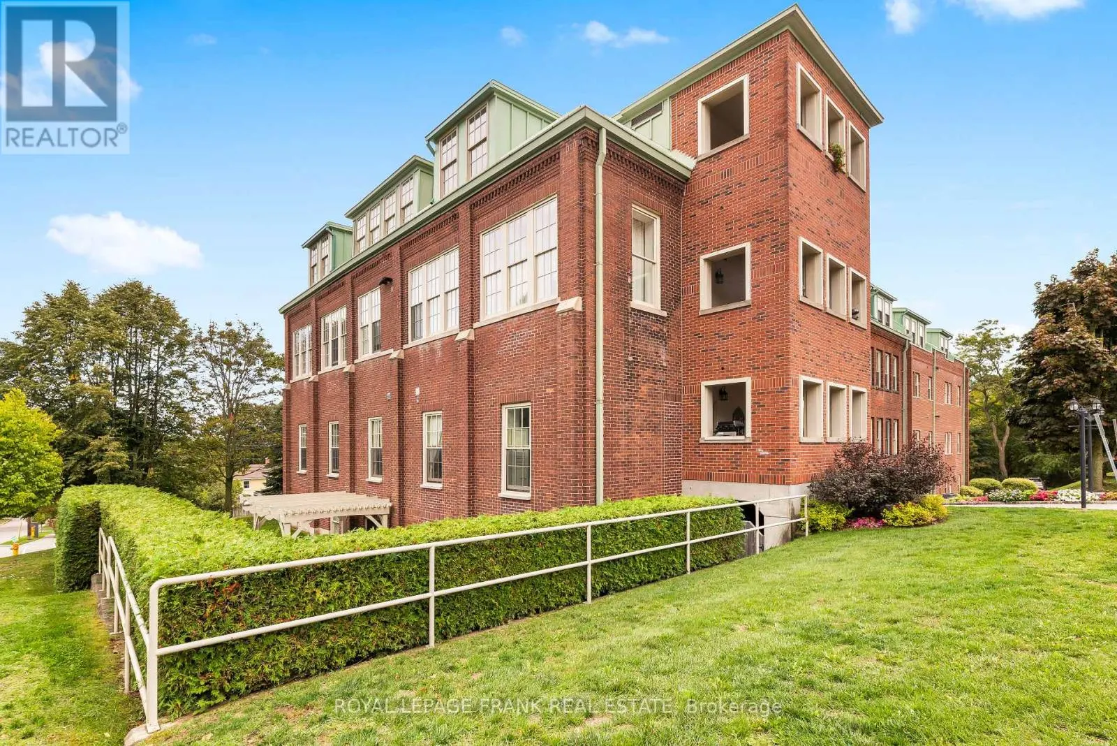 202 - 72 PINE STREET, #202
