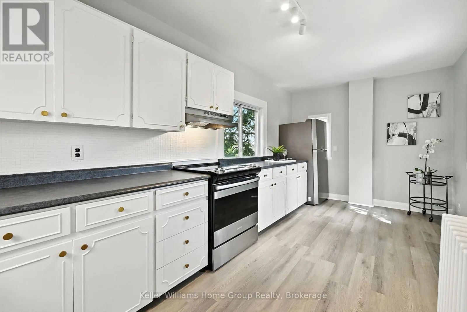 1047 MAIN STREET E