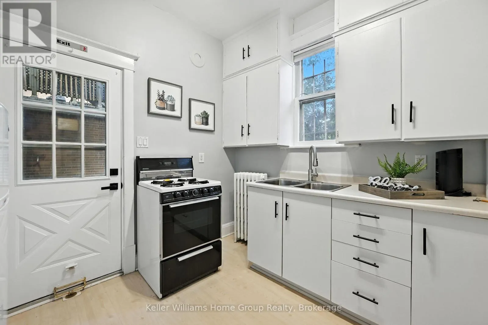 1047 MAIN STREET E