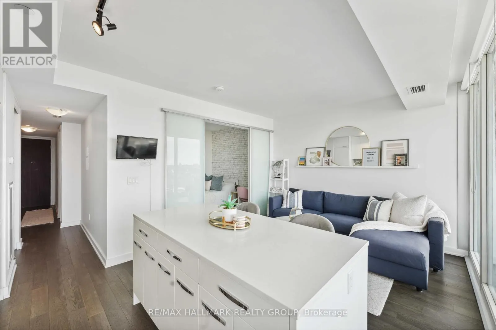 1602 - 111 CHAMPAGNE AVENUE S
