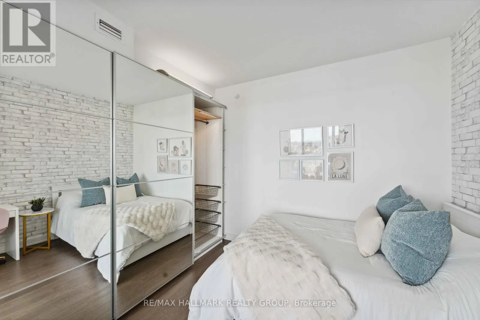 1602 - 111 CHAMPAGNE AVENUE S