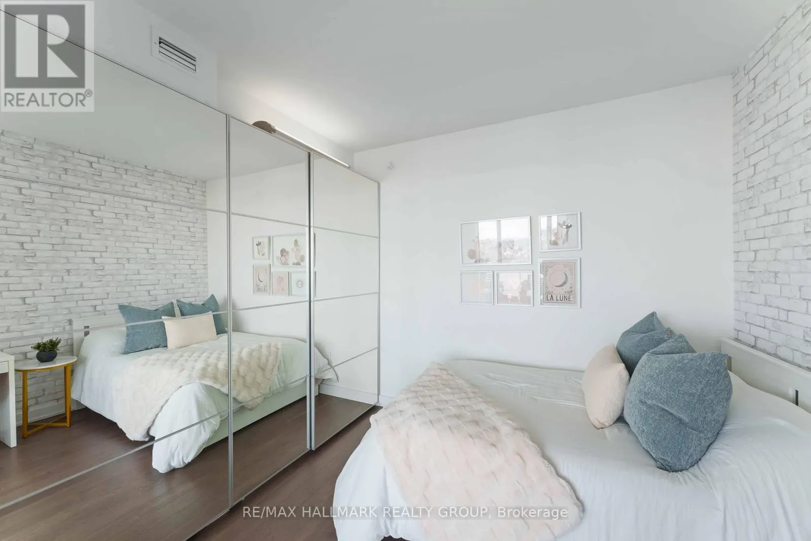 1602 - 111 CHAMPAGNE AVENUE S