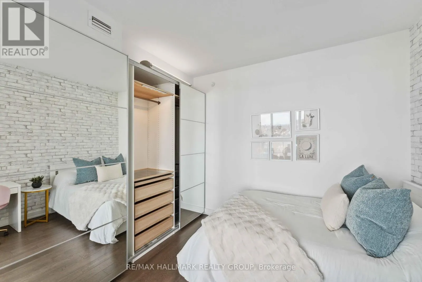 1602 - 111 CHAMPAGNE AVENUE S
