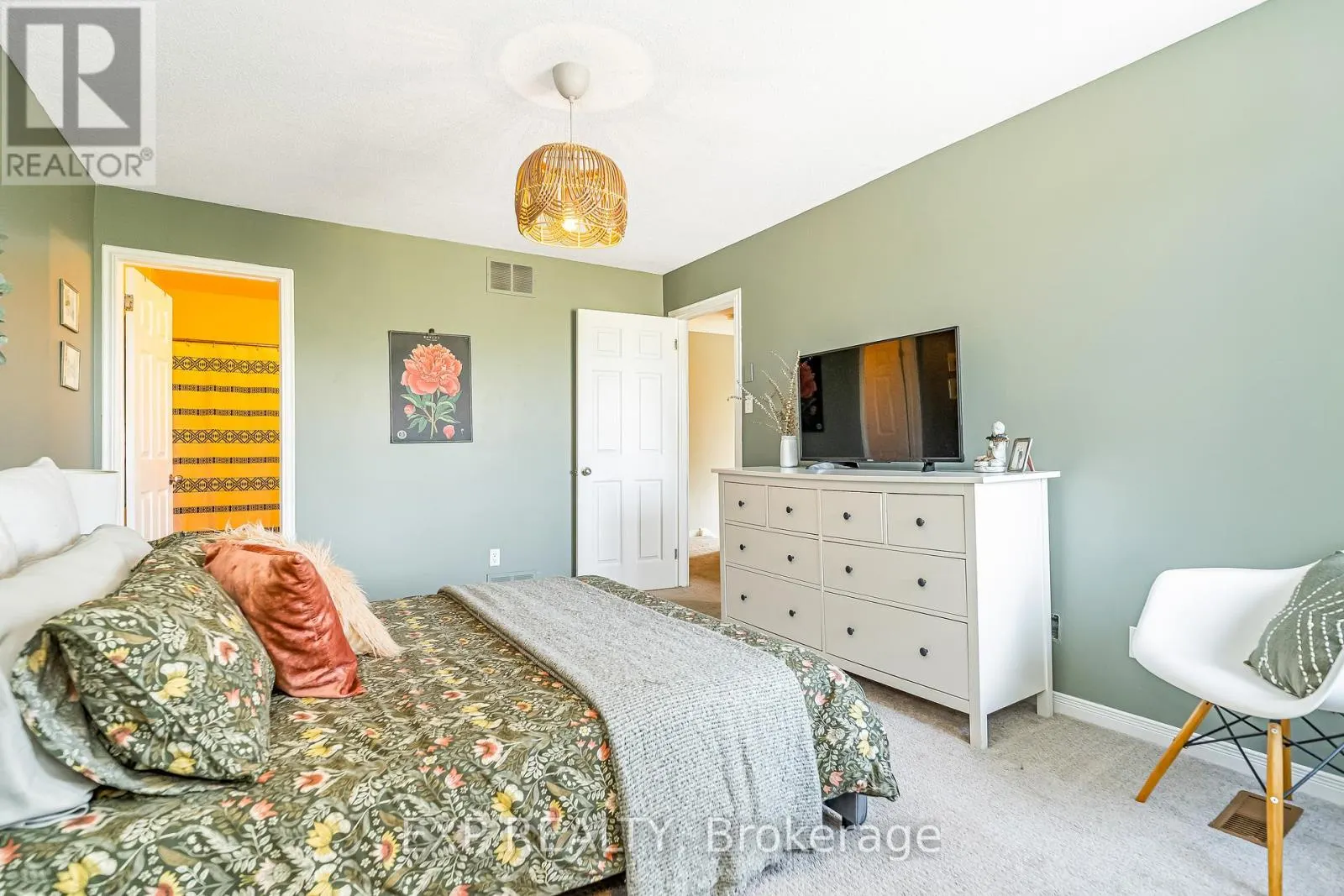 36 BETHUNE WAY