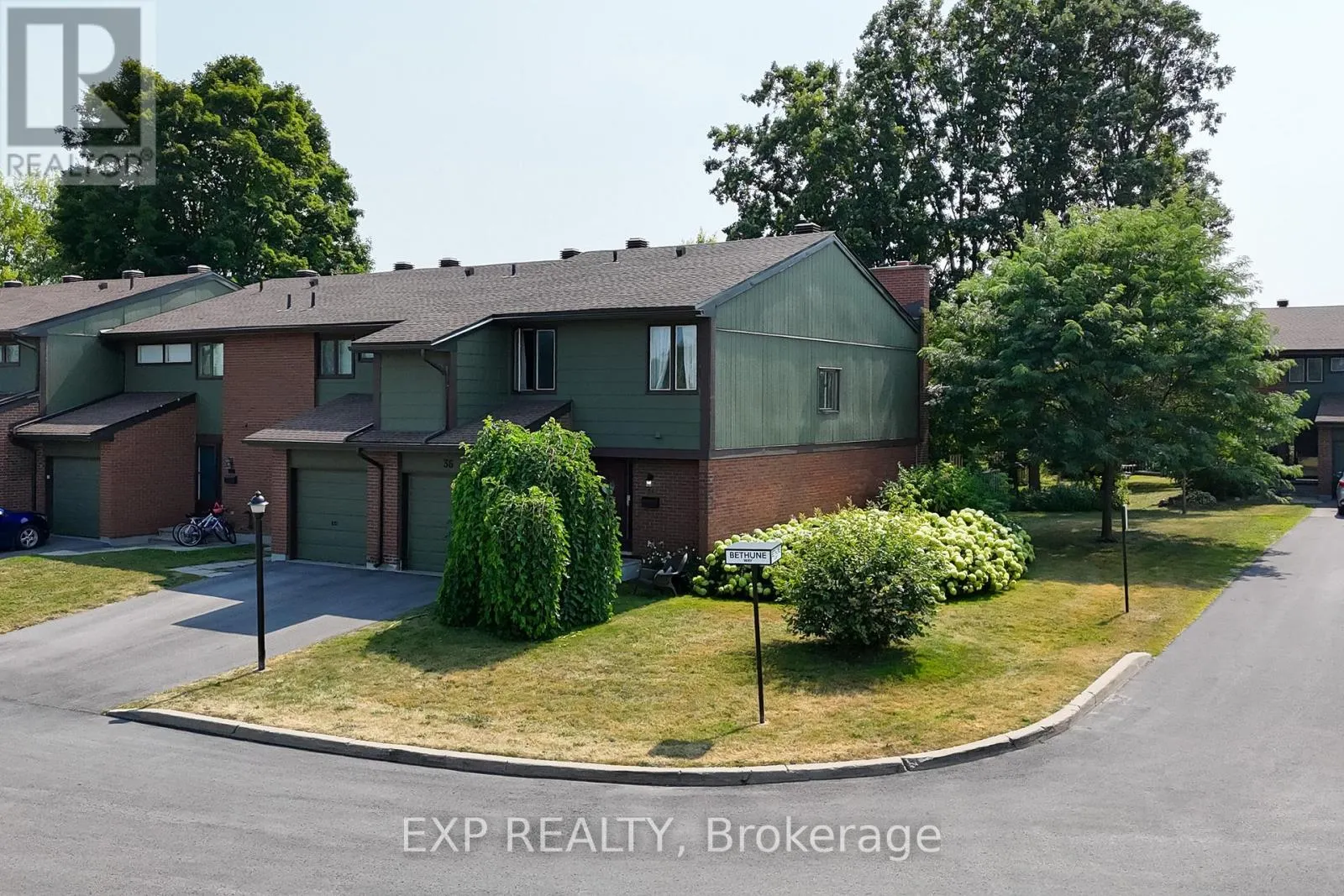 36 BETHUNE WAY