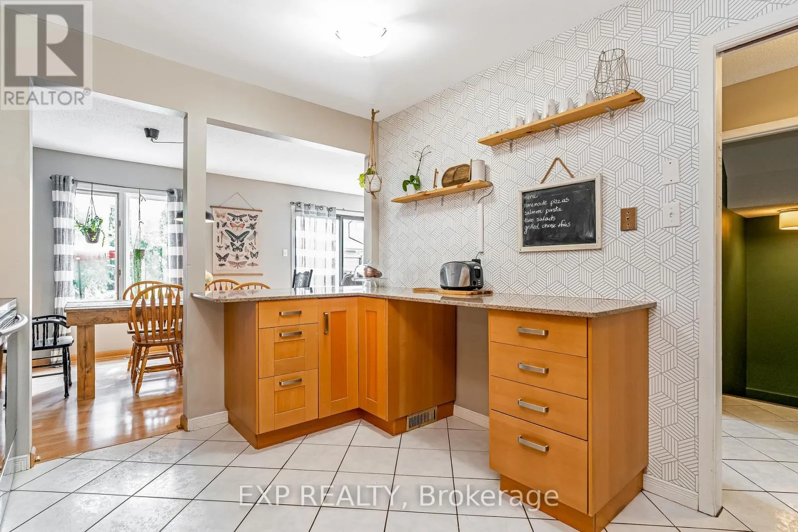 36 BETHUNE WAY