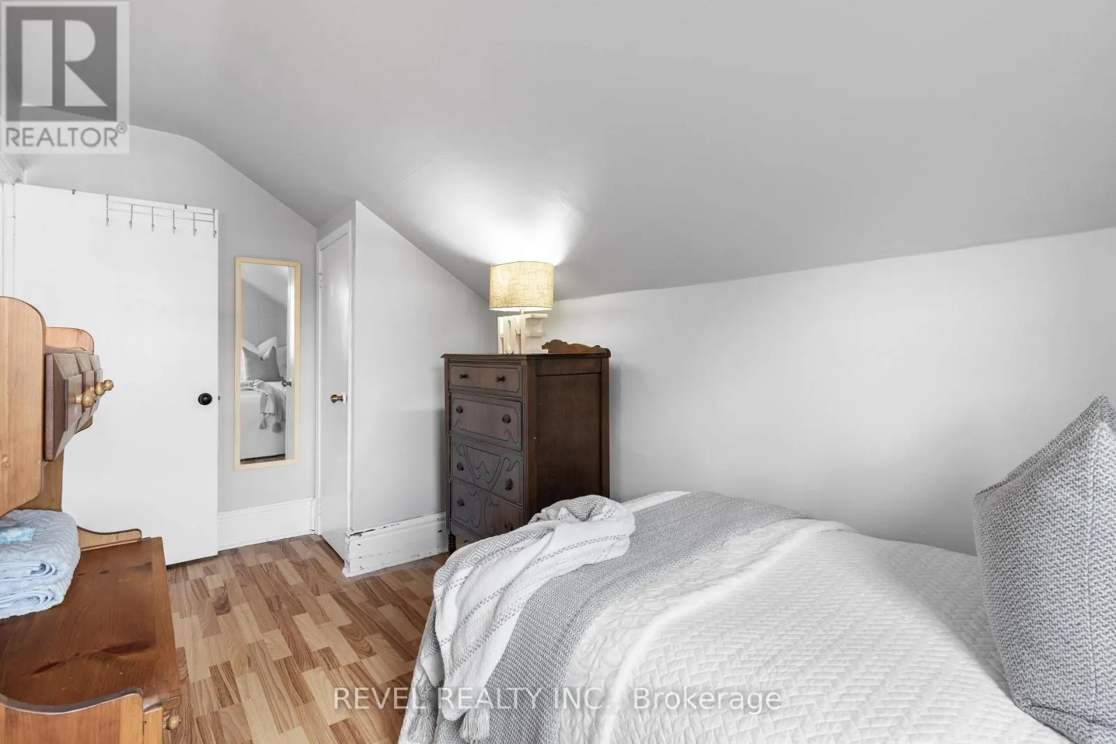 35 GLENELG STREET E