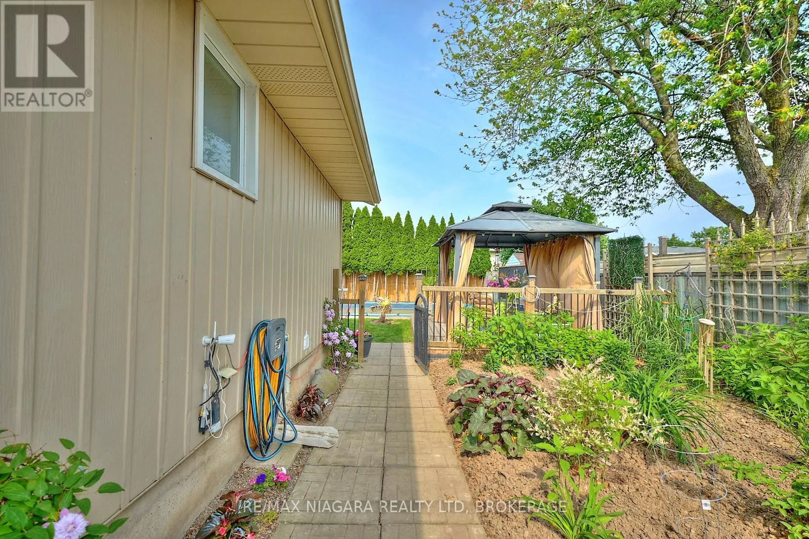 23 HUNTLEY CRESCENT