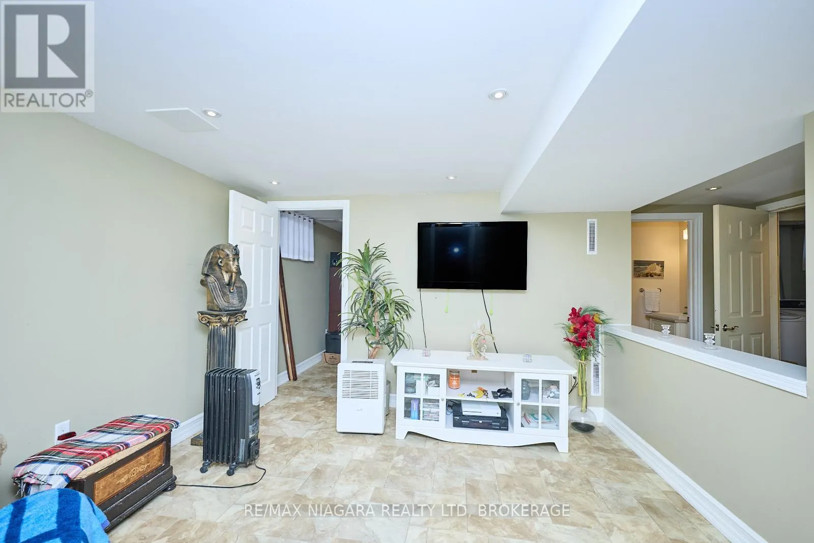 23 HUNTLEY CRESCENT