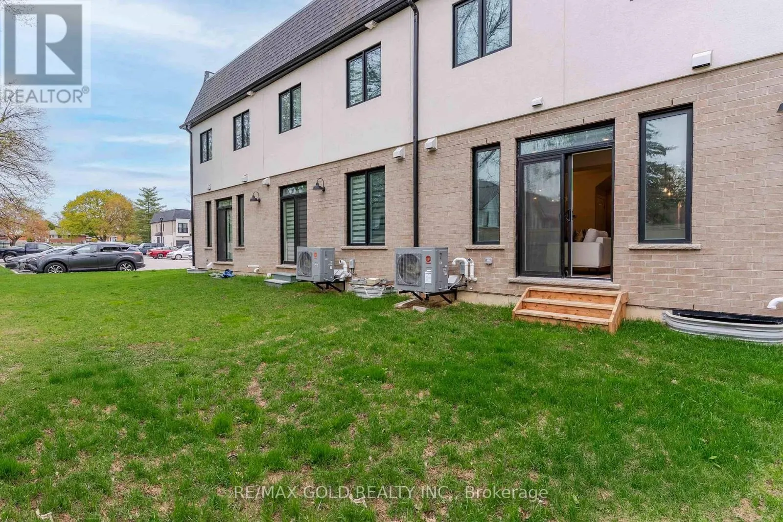 19 - 143 ELGIN STREET N