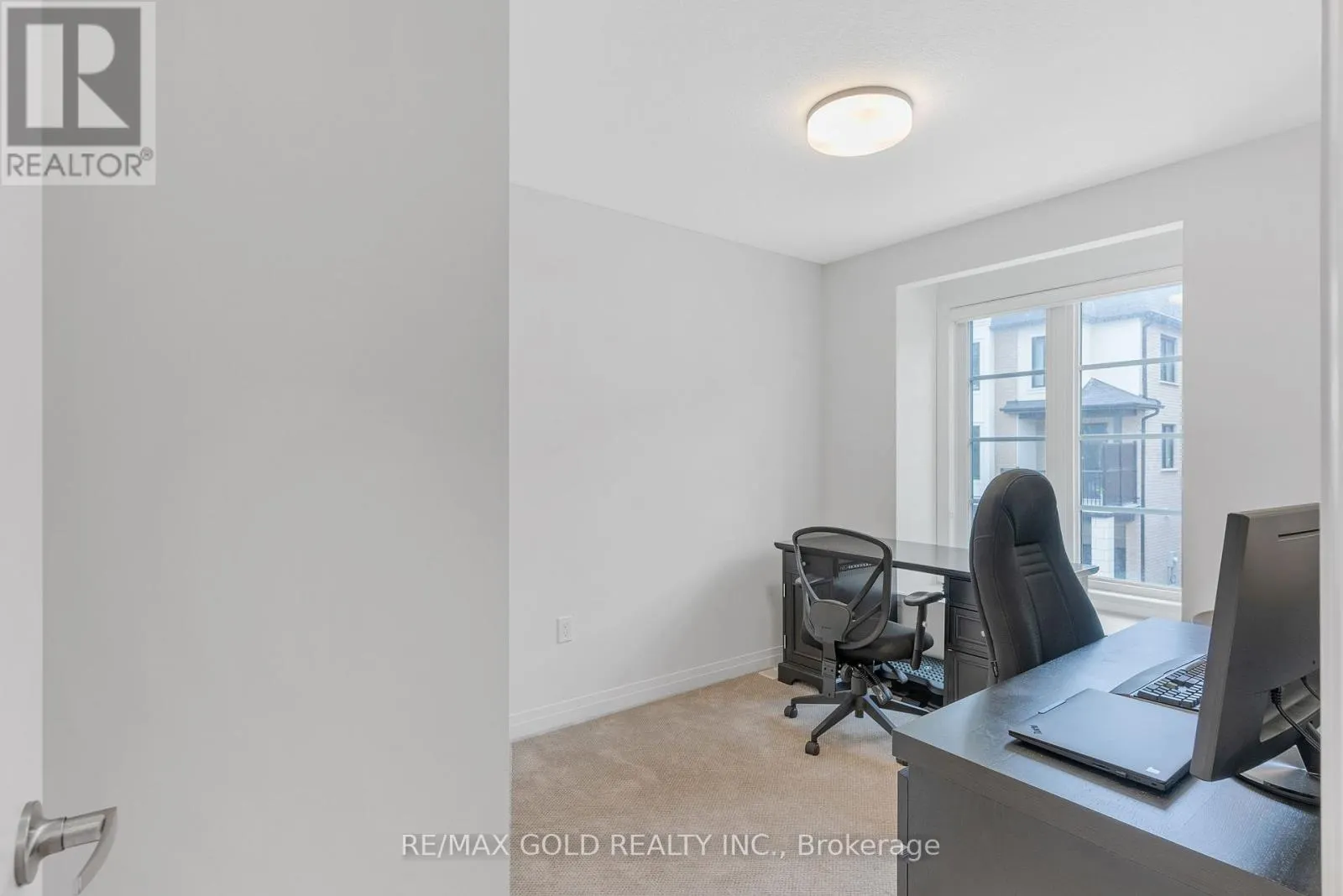 19 - 143 ELGIN STREET N
