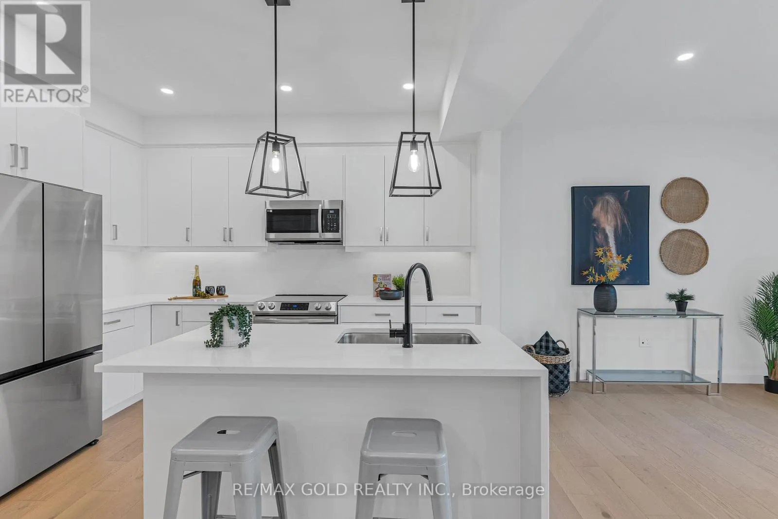 19 - 143 ELGIN STREET N