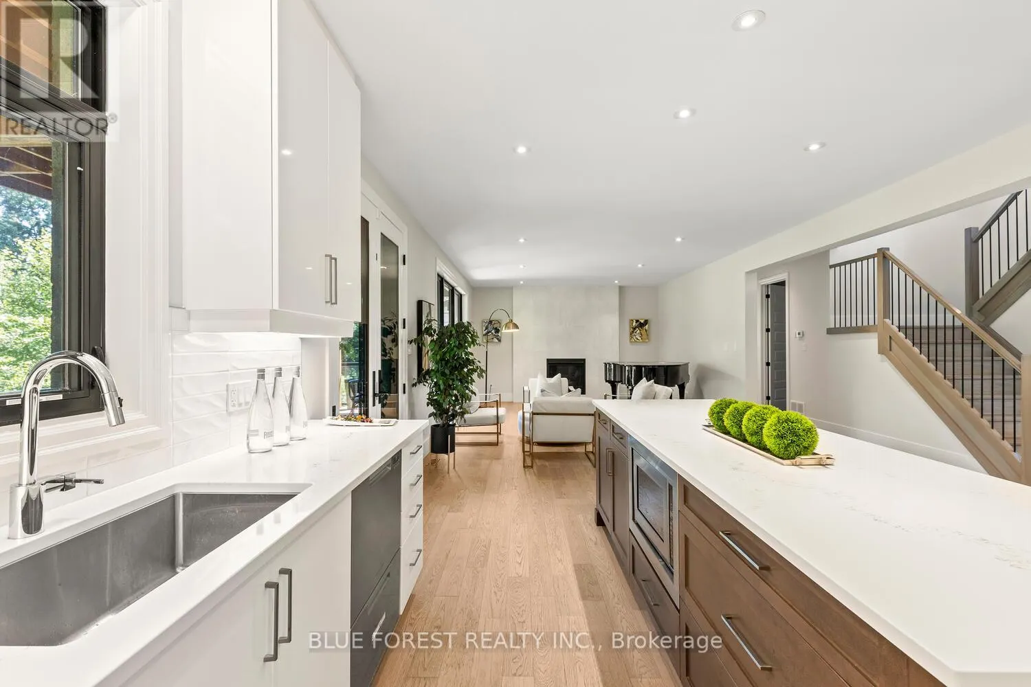 1287 DYER CRESCENT