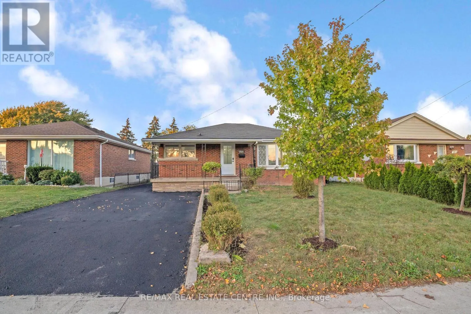 959 MOHAWK ROAD E