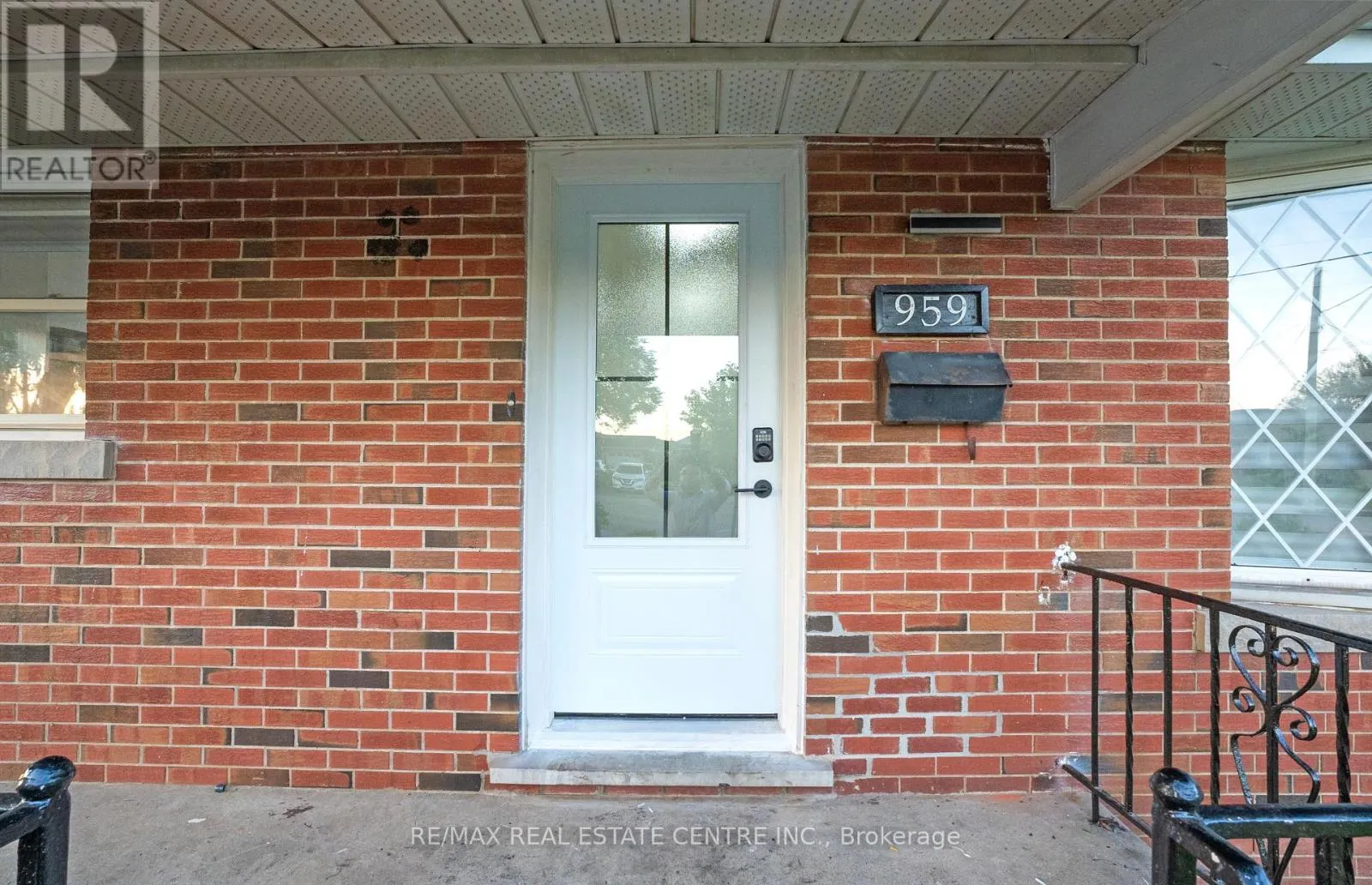959 MOHAWK ROAD E