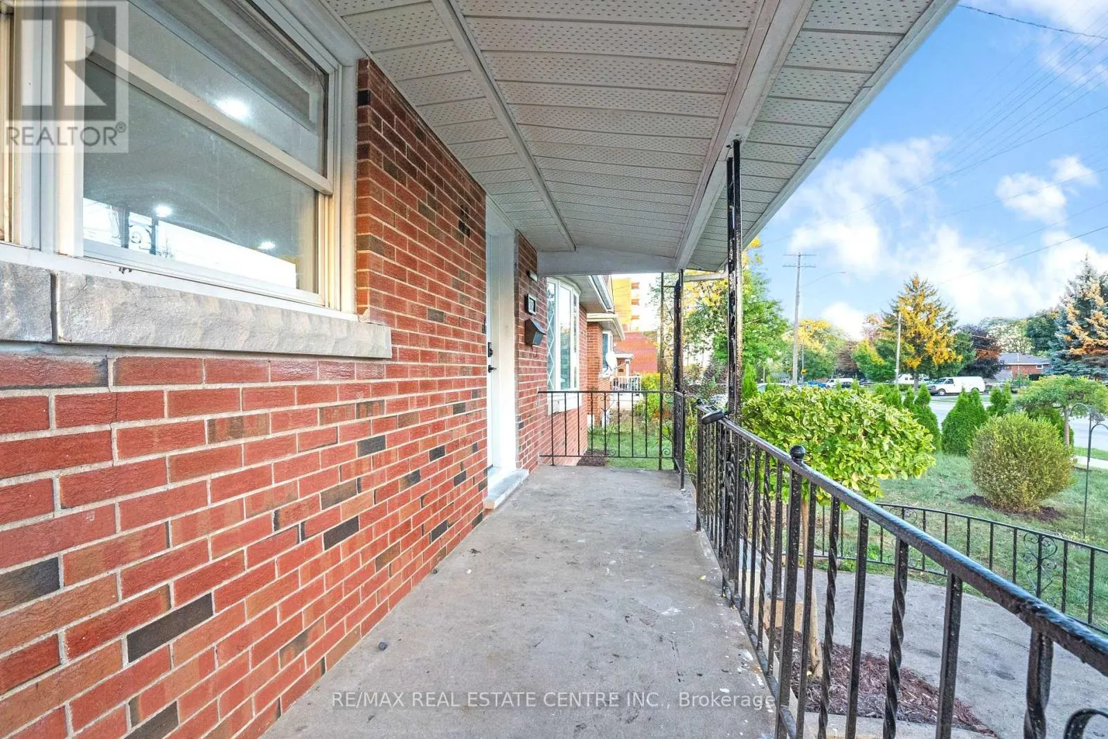 959 MOHAWK ROAD E