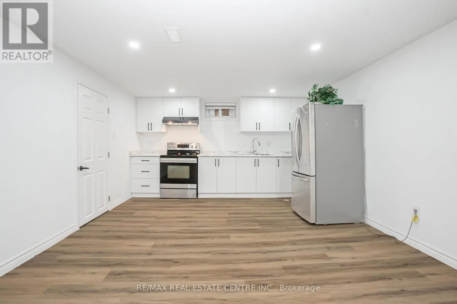 959 MOHAWK ROAD E