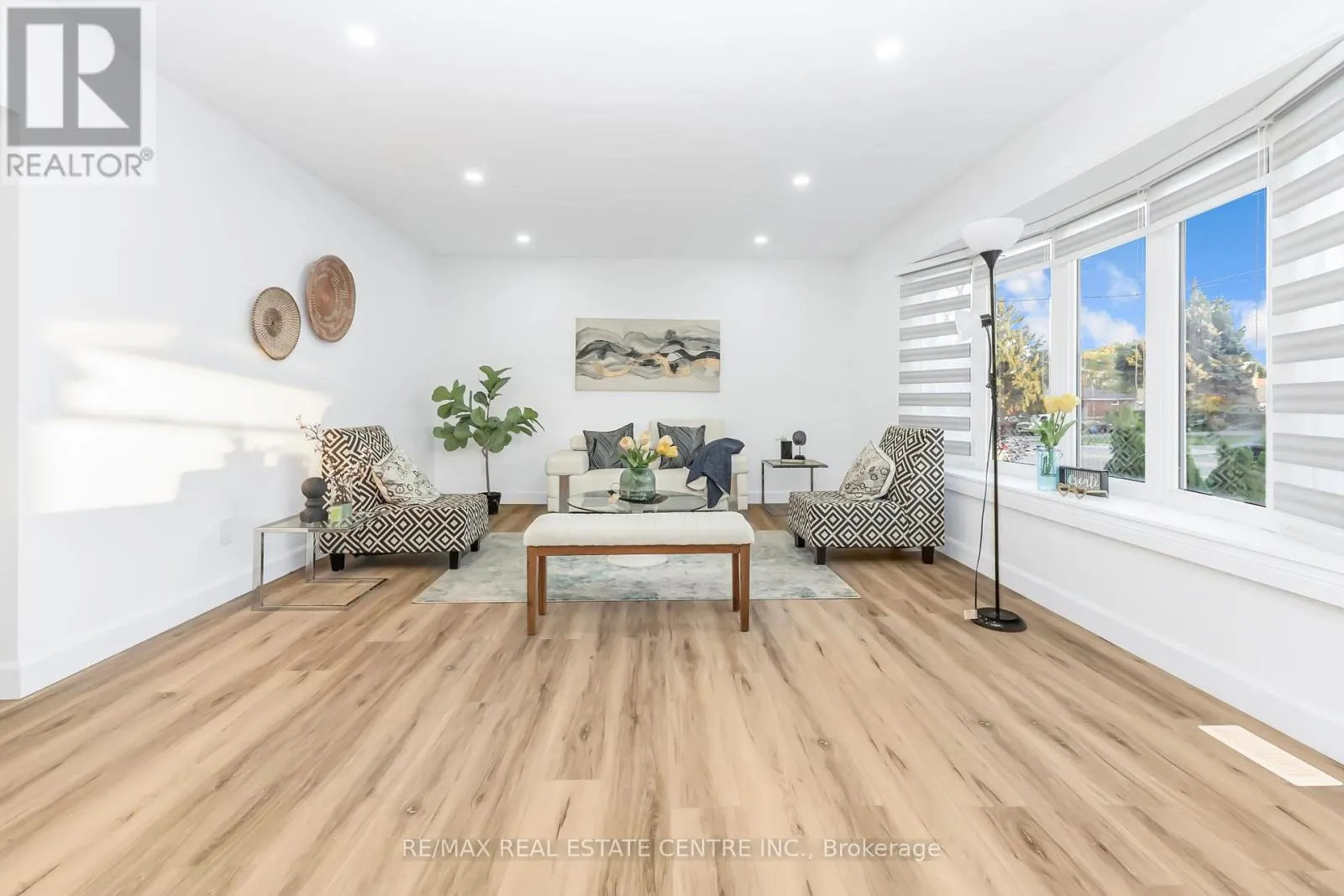 959 MOHAWK ROAD E