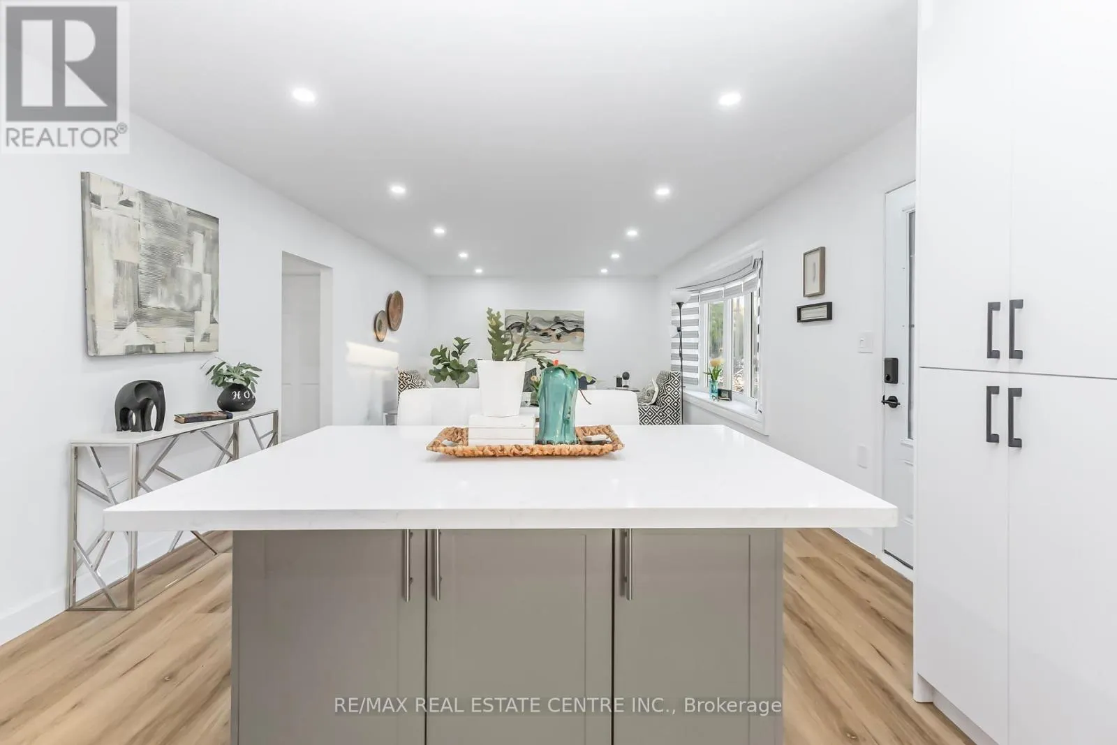 959 MOHAWK ROAD E