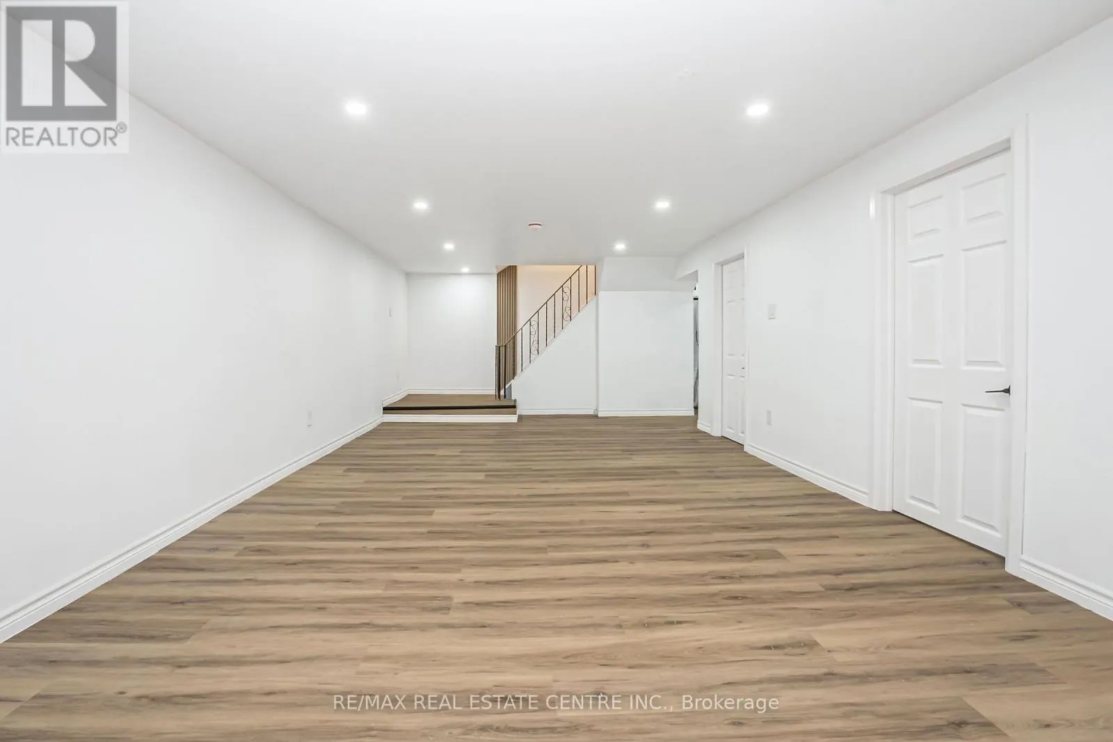 959 MOHAWK ROAD E