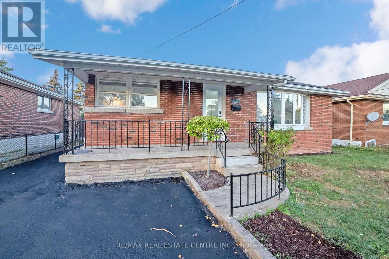 959 MOHAWK ROAD E