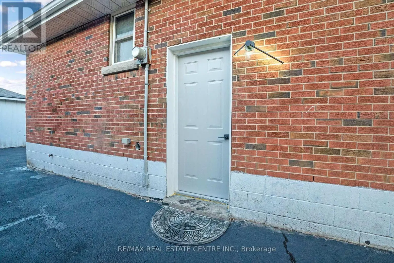 959 MOHAWK ROAD E