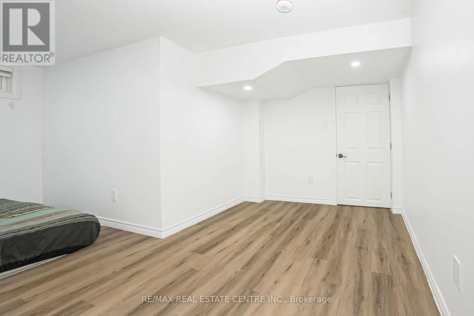 959 MOHAWK ROAD E