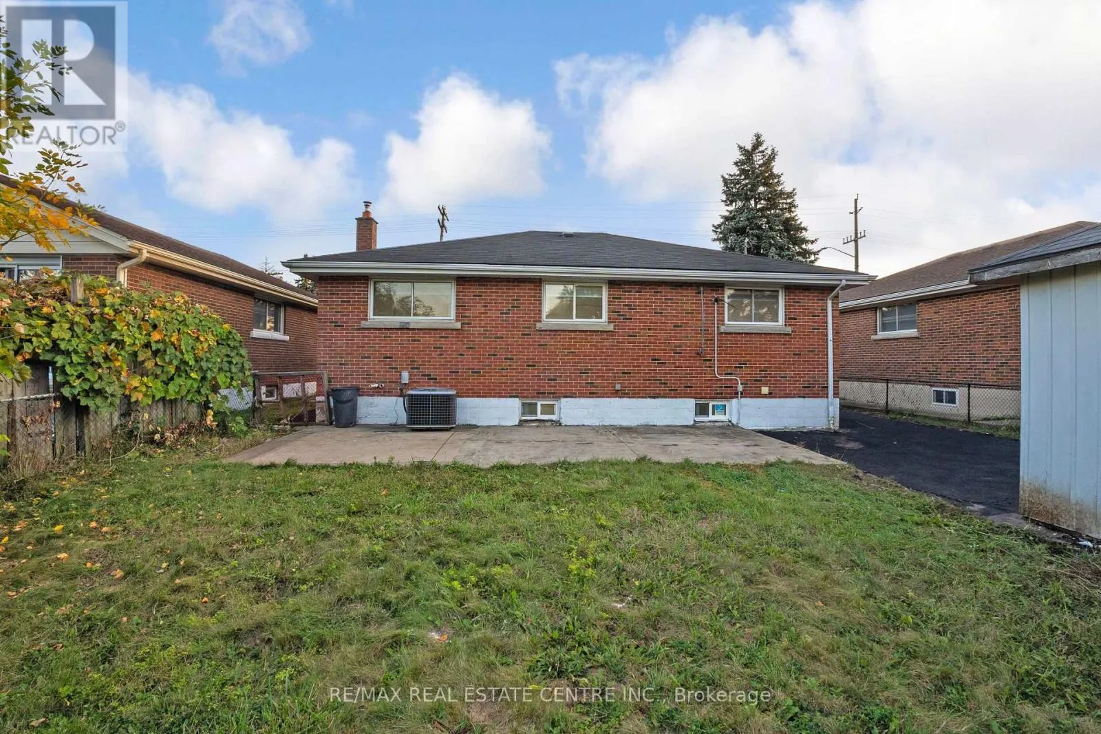 959 MOHAWK ROAD E