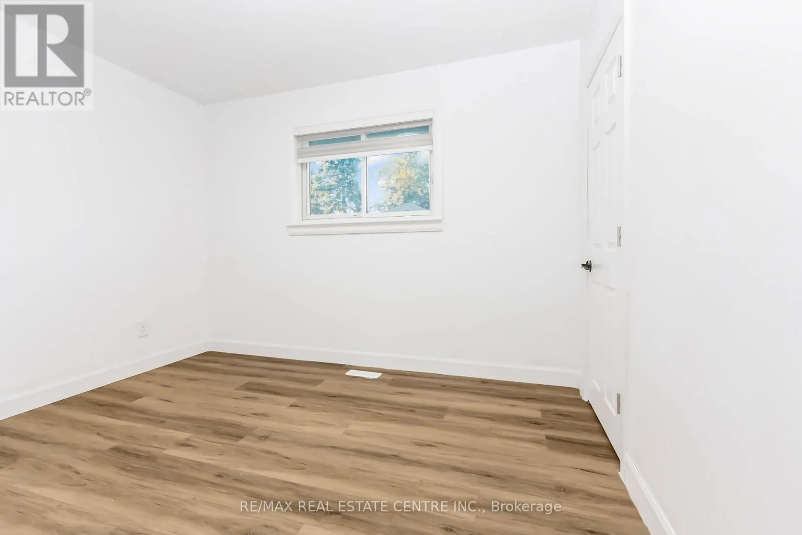959 MOHAWK ROAD E