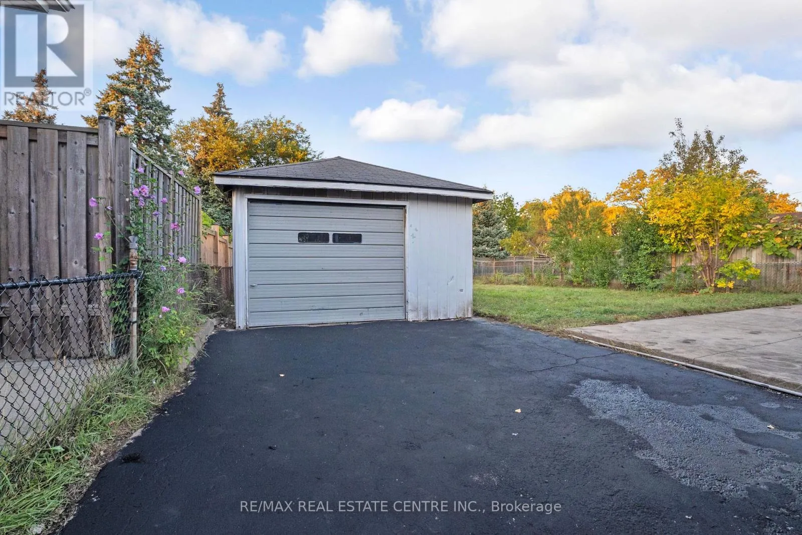 959 MOHAWK ROAD E