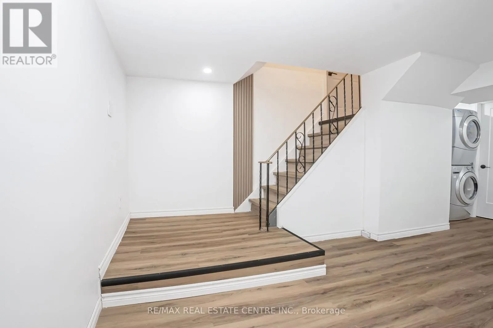 959 MOHAWK ROAD E