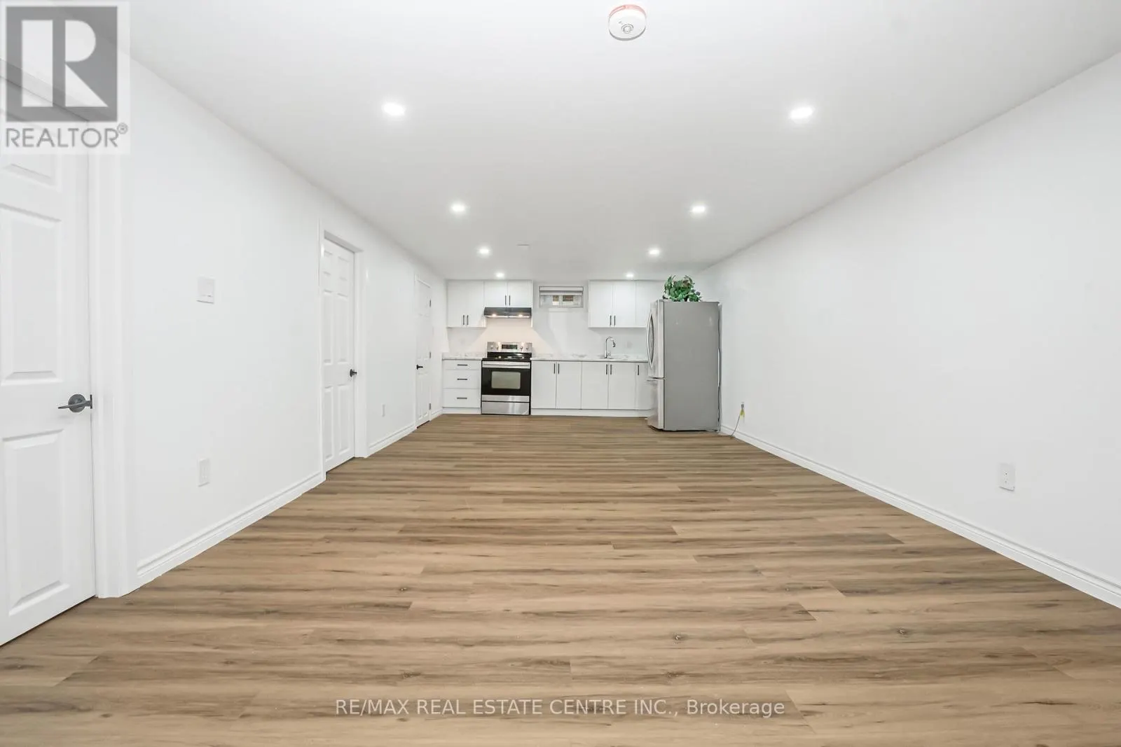 959 MOHAWK ROAD E