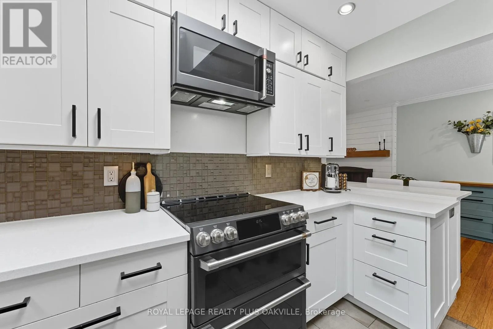 9904 DICKENSON ROAD W