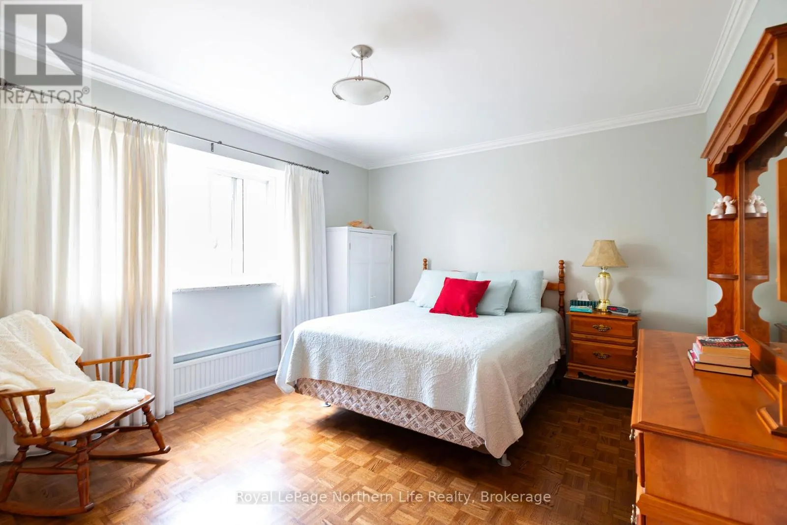 810 MAIN STREET W