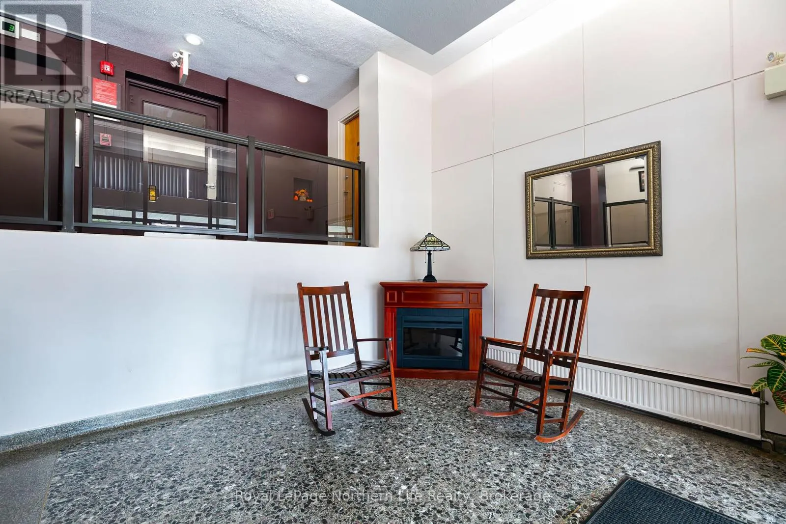 810 MAIN STREET W